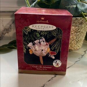 Hallmark Keepsake Ornament - Goofy's Ski Adventure